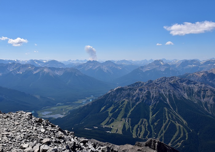 Blick von Cascade Mountain zum Feuer am Verdant Creek