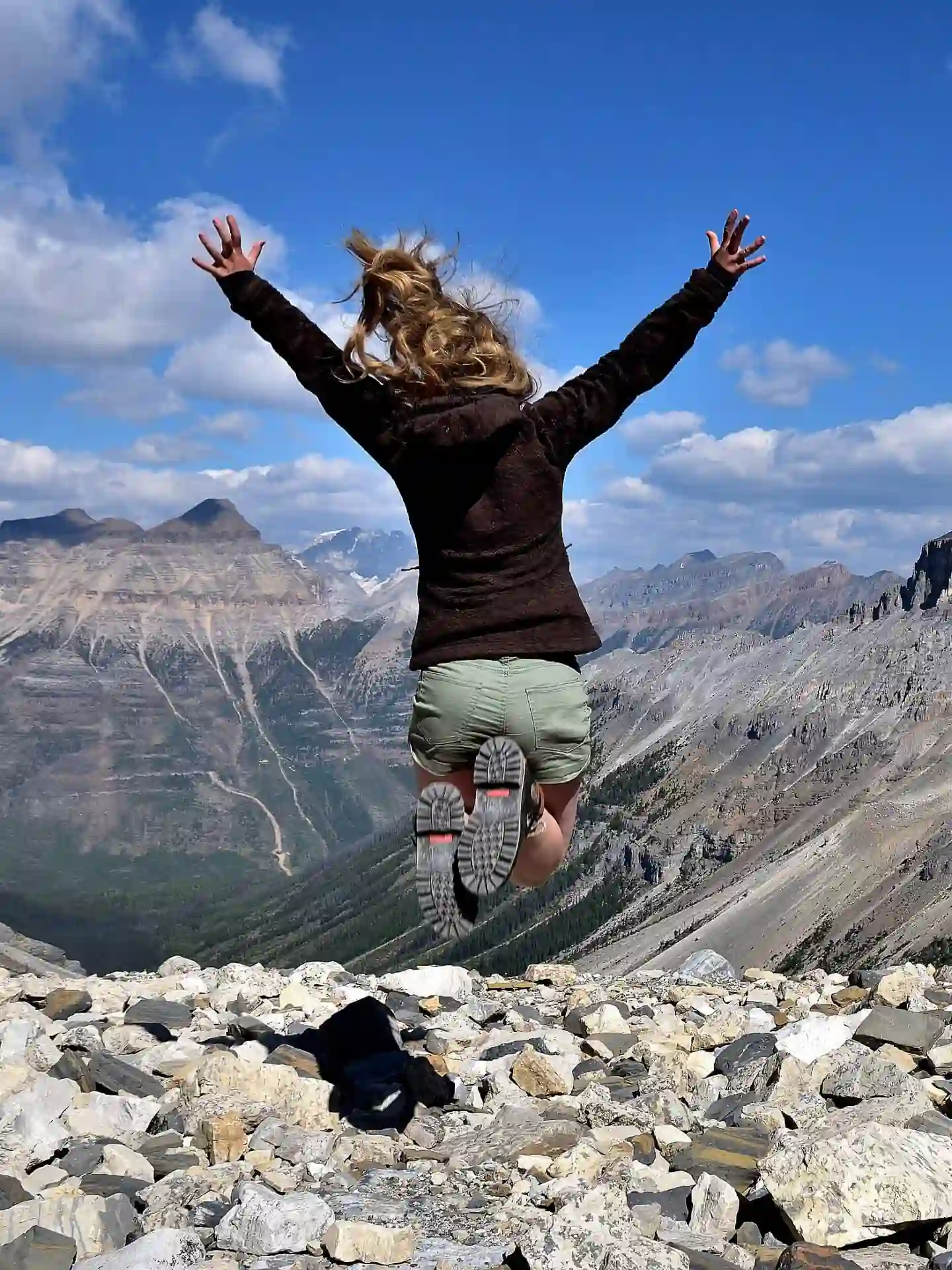 Sprung über dem Stanley Tal in den kanadischen Rocky Mountains, Westkanada, fotografiert von Verena Schmidt für den Wanderführer und die Vorträge