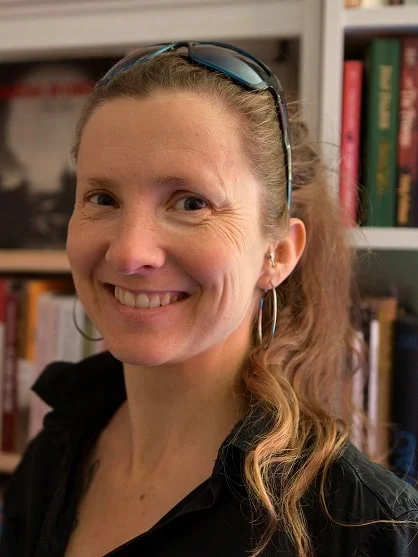 Verena Schmidt von Starlite & Wild vor einem Bücherregal, Outdoor-Autorin mehrerer Bücher