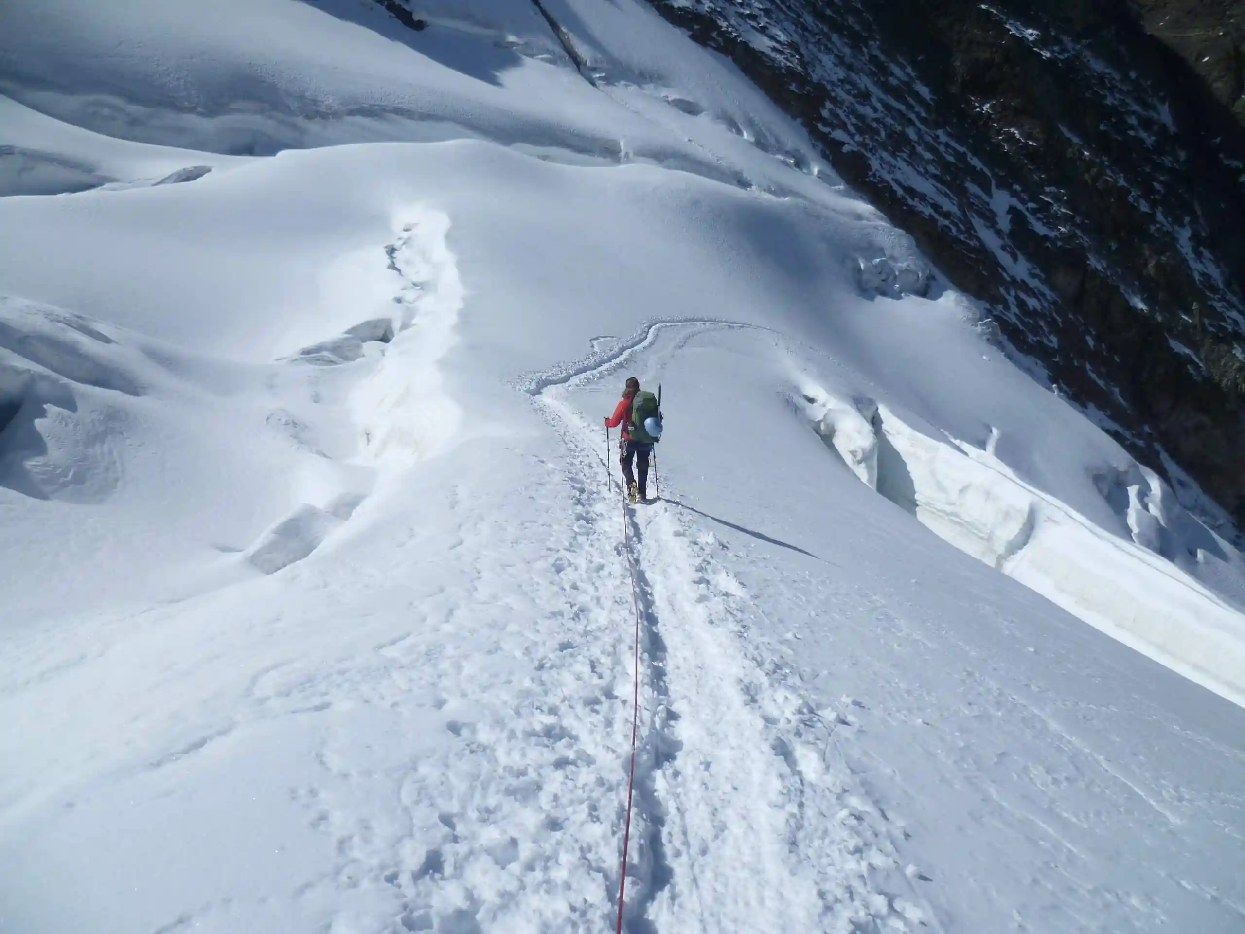 Verena Schmidt auf einem Gletscher im Wallis am Strahlhorn, eine ihrer Abenteuerreisen