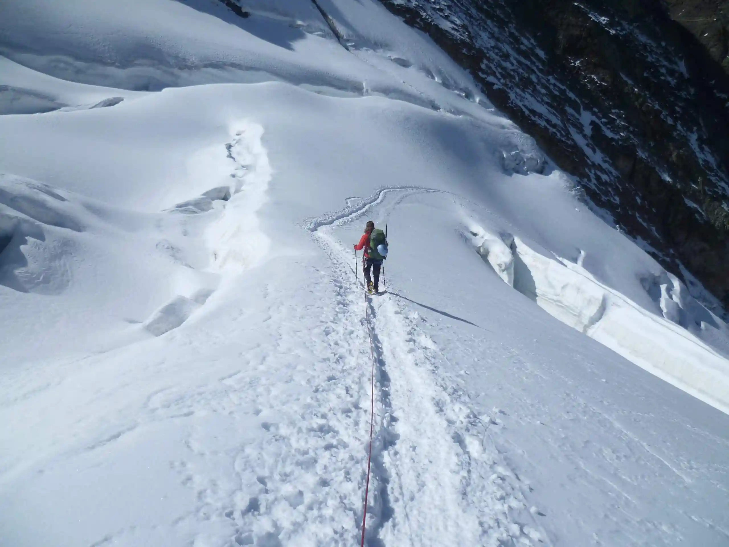 Beratung 7 Verena Schmidt auf einem Gletscher im Wallis am Strahlhorn, eine ihrer Abenteuerreisen