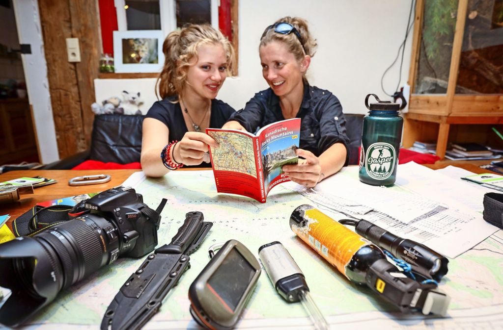 Verena und Analena Schmidt bei Rückkehr aus den Kanadischen Rockies