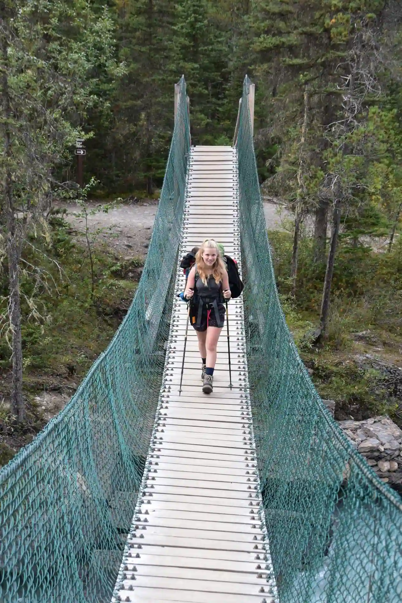2 Sommer in den Rockies - Analena Schmidt und Verena Schmidt schreiben über ihr Reiseabenteuer bei Malik, Hier Analena auf der Hängebrücke in den kanadischen Rockies, am Berg Lake