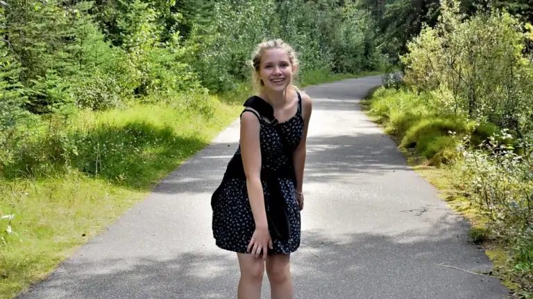 Zwei Sommer in den Rockies internAKS240627 8 Co-Autorin des Buches Zwei Sommer in den Rockies, Analena Schmidt, mit damals 11 Jahren in den kanadischen Rocky Mountains