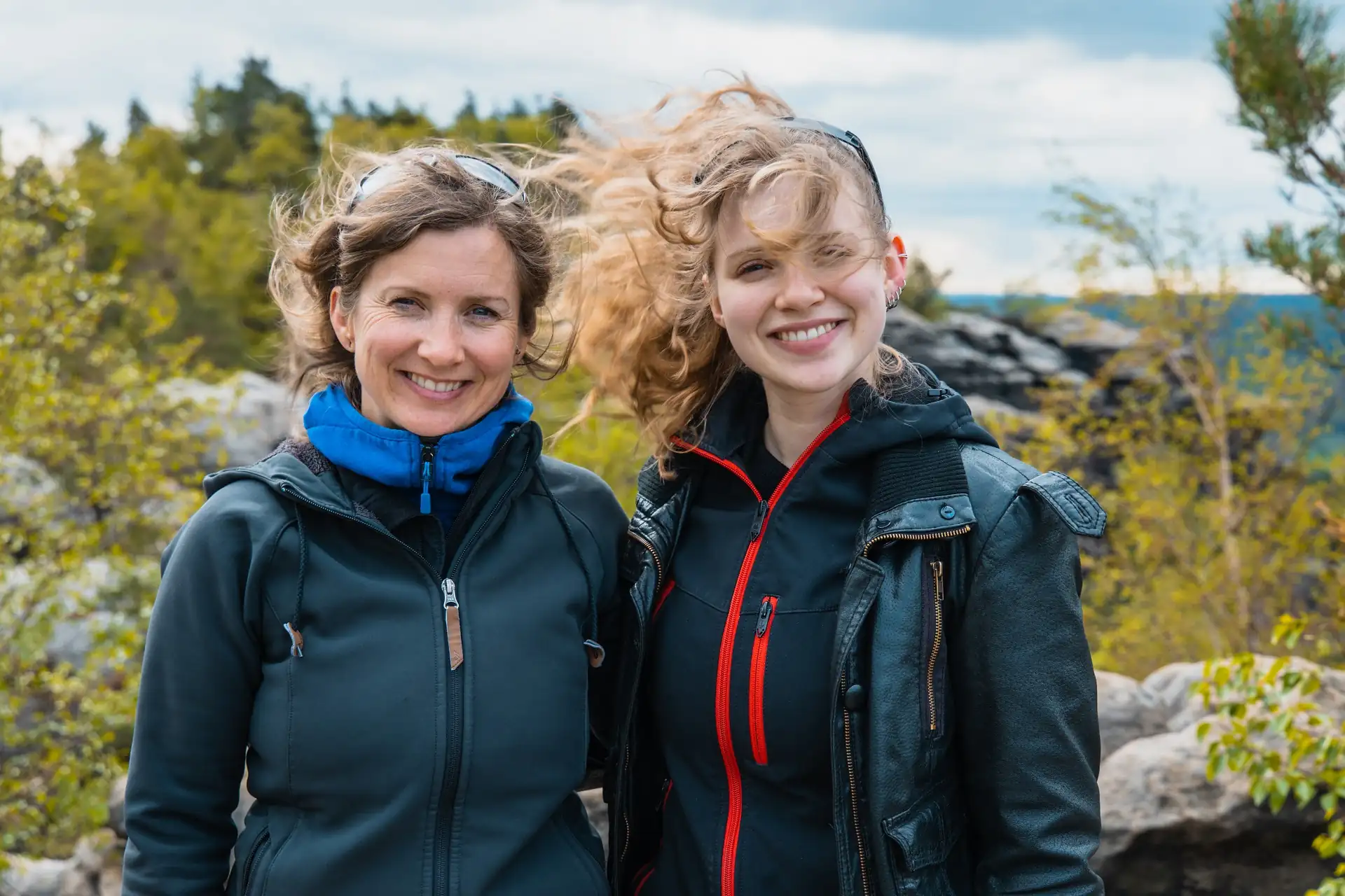 Autorinnen Analena Schmidt und Verena Schmidt in der Sächsischen Schweiz, fotografiert von Christoph Mangler